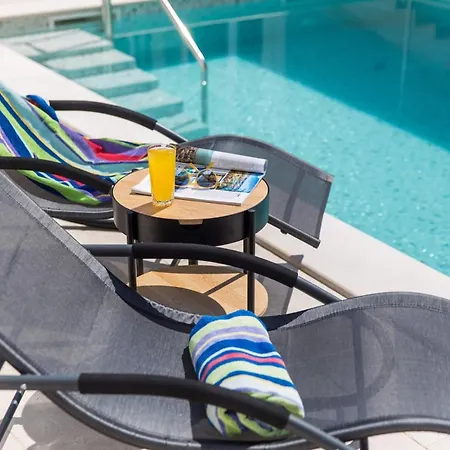 Spacious With Private Pool In Villa