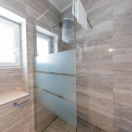 Villa Spacious With Private Pool In