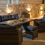 Βίλα Spacious With Private Pool In