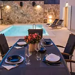 Spacious With Private Pool In Βίλα