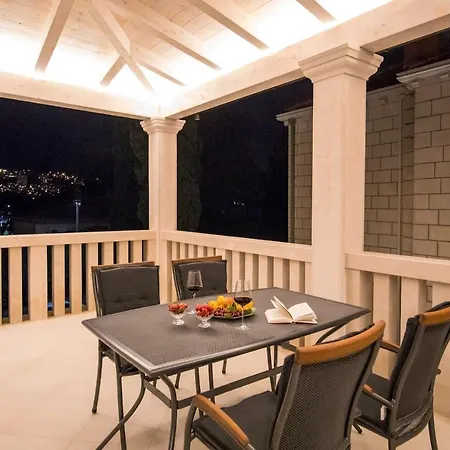 Spacious With Private Pool In