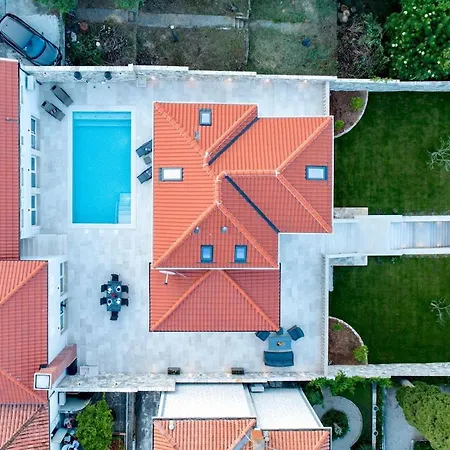 Villa Spacious With Private Pool In *