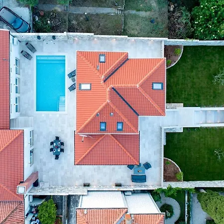 Villa Spacious With Private Pool In *