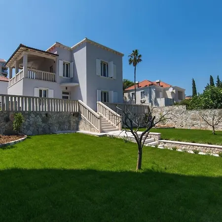Villa Spacious With Private Pool In *