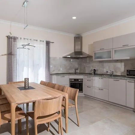 Spacious With Private Pool In * 두브로브니크
