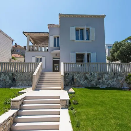 Villa Spacious With Private Pool In *