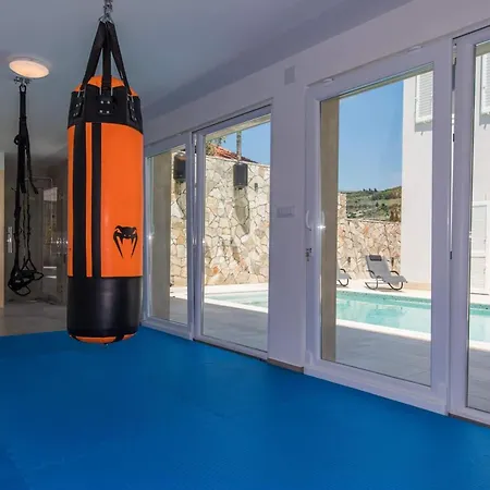 Spacious With Private Pool In *