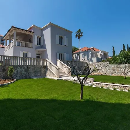Villa Spacious With Private Pool In *