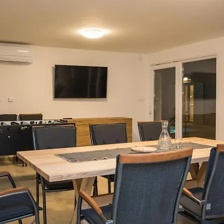 Villa Spacious With Private Pool In