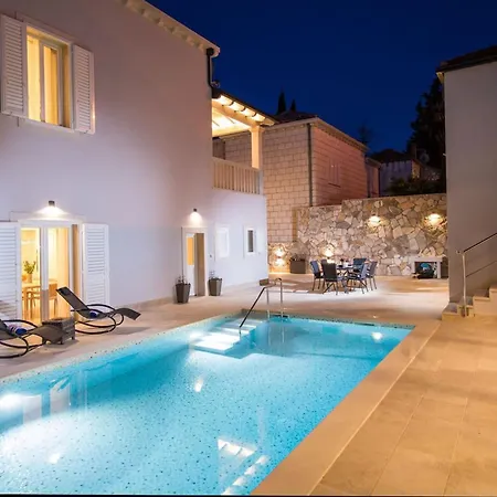Spacious With Private Pool In Villa *