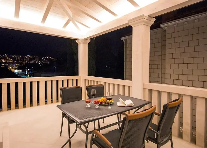 Spacious With Private Pool In
