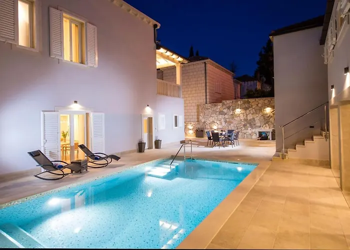 Villa Spacious With Private Pool In *