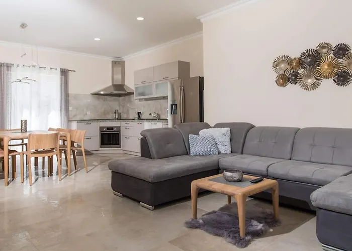 Spacious With Private Pool In