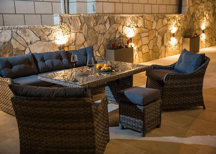 Villa Spacious With Private Pool In