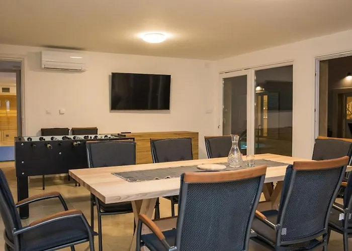 Villa Spacious With Private Pool In *