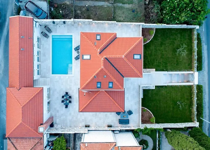 Villa Spacious With Private Pool In *