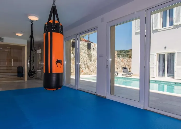 Villa Spacious With Private Pool In *