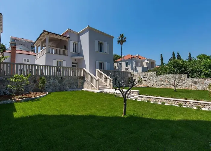 Villa Spacious With Private Pool In *