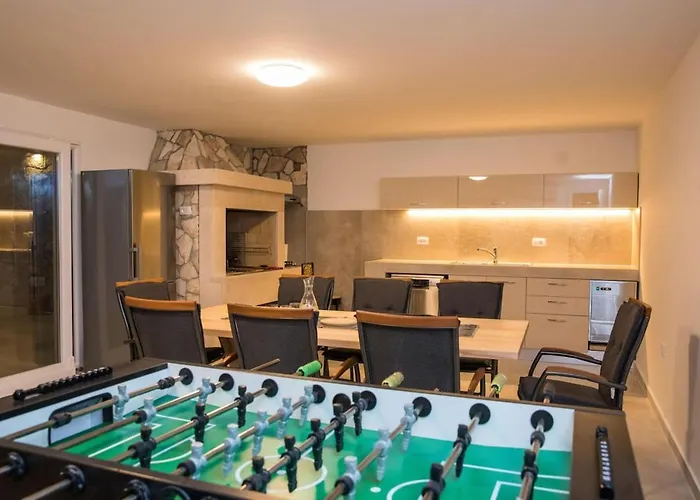 Spacious With Private Pool In Villa