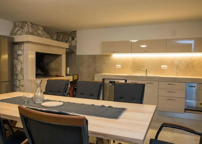 Villa Spacious With Private Pool In