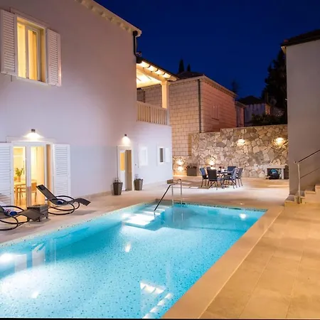 Villa Spacious With Private Pool In *